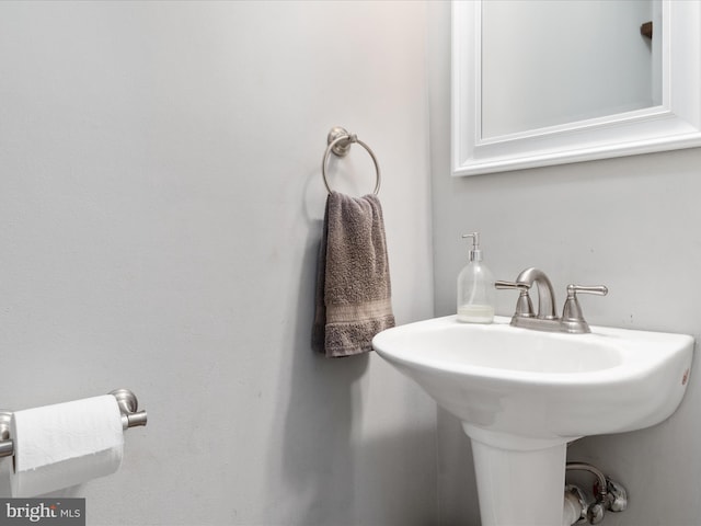 bathroom featuring sink