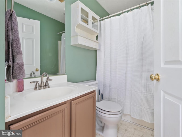 full bathroom with shower / bath combo with shower curtain, toilet, and vanity