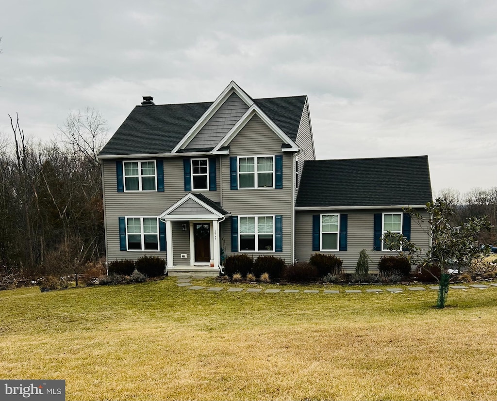 view of front of house featuring a front lawn