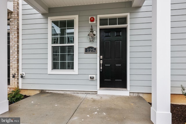 doorway to property with covered porch