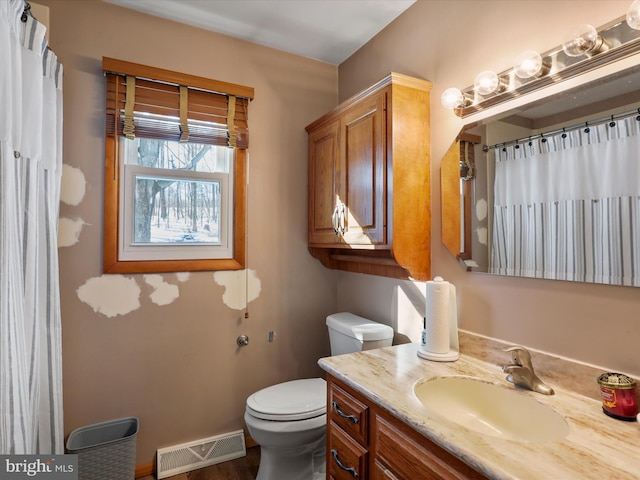 bathroom with a shower with curtain, vanity, and toilet