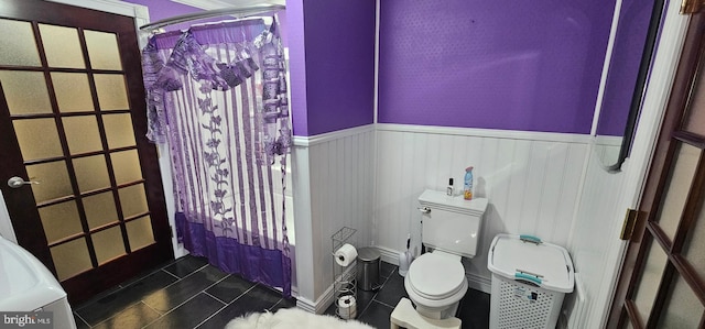 bathroom featuring tile patterned floors, a shower with curtain, and toilet