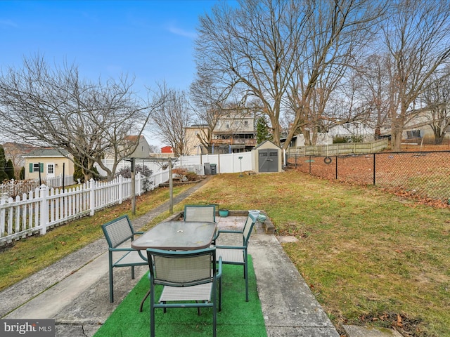 view of yard featuring a storage shed