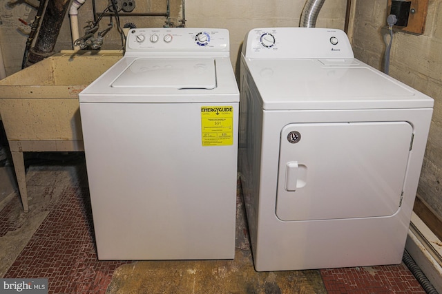 laundry room with sink and washer and clothes dryer