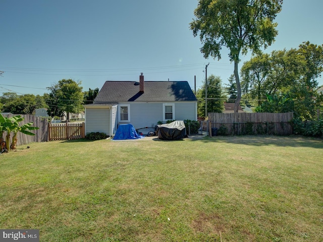 back of house featuring a lawn