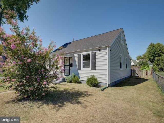 view of front facade with a front lawn