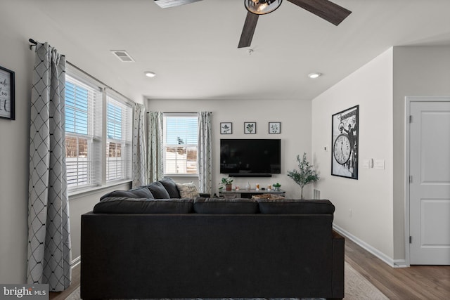 living room featuring light hardwood / wood-style floors and ceiling fan