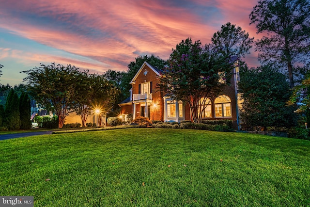 view of front of property featuring a lawn