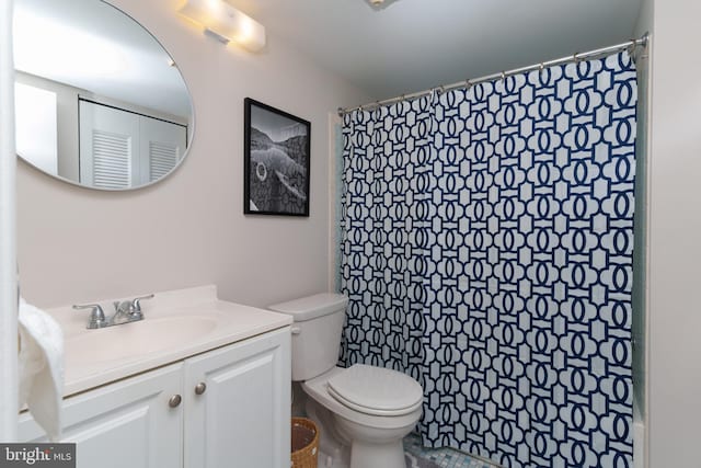 bathroom featuring a shower with curtain, vanity, and toilet