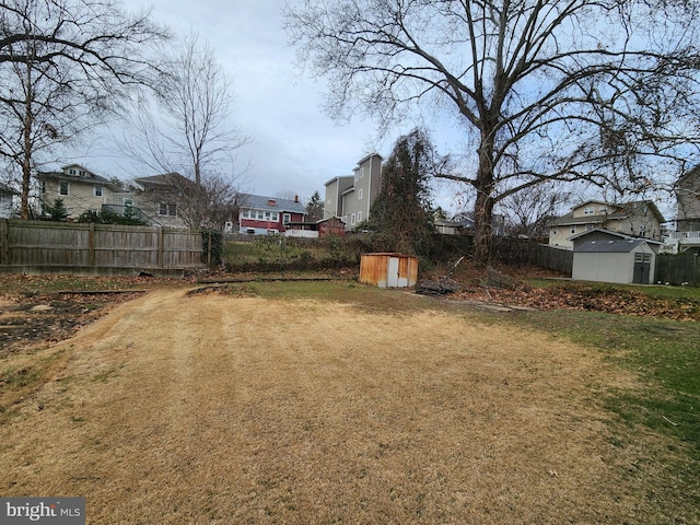 view of yard featuring a shed