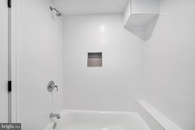 bathroom featuring tiled shower / bath