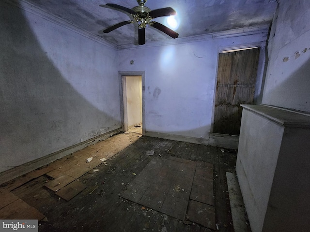 spare room with ceiling fan and ornamental molding