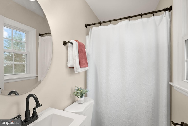 full bathroom featuring a shower with curtain and vanity