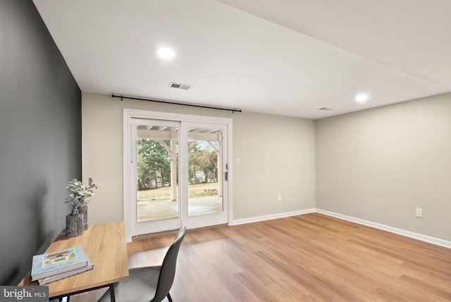 home office featuring light wood-style flooring, recessed lighting, visible vents, and baseboards