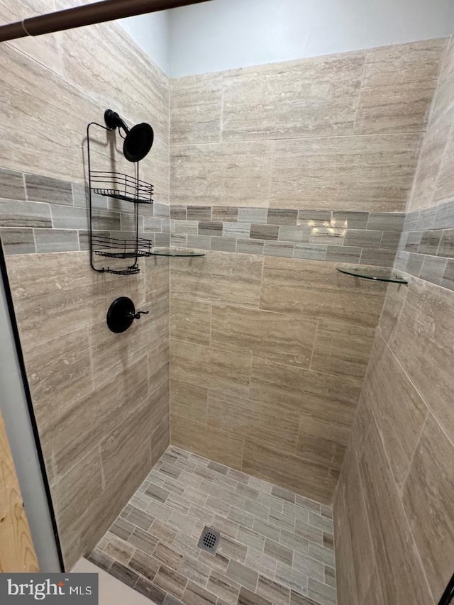 bathroom featuring tiled shower