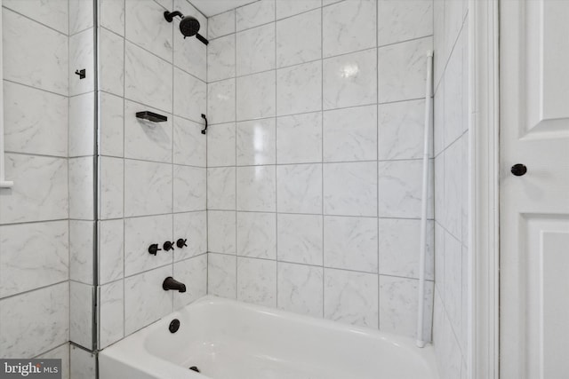 bathroom featuring tiled shower / bath combo