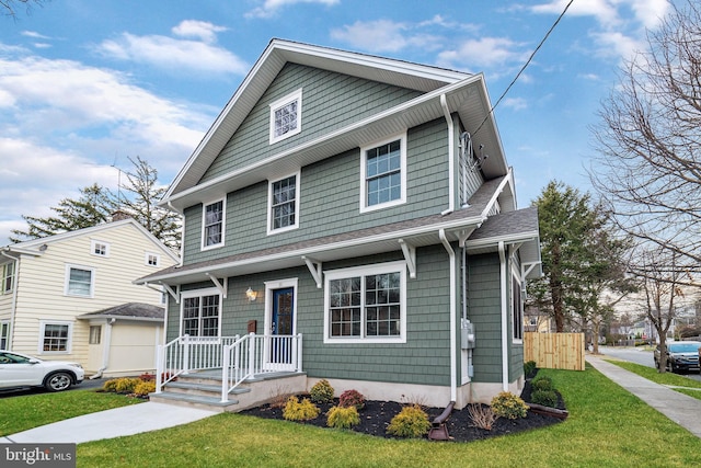 view of front facade featuring a front yard