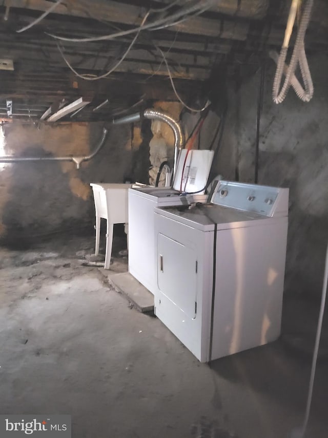 basement featuring washer and clothes dryer