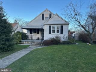 view of front of property featuring a front lawn