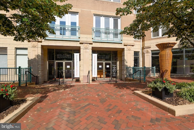 property entrance featuring a balcony