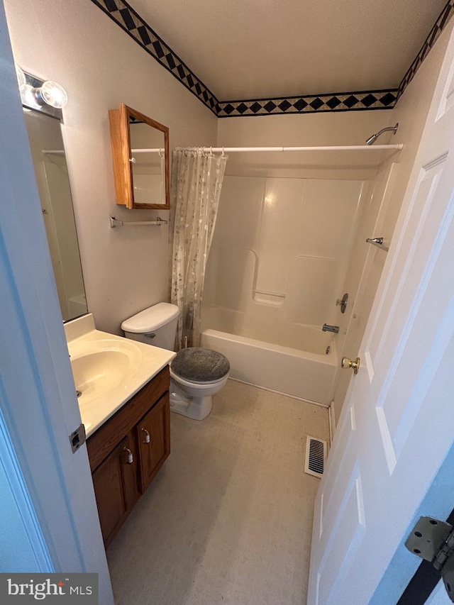 full bathroom featuring toilet, shower / bathtub combination with curtain, and vanity