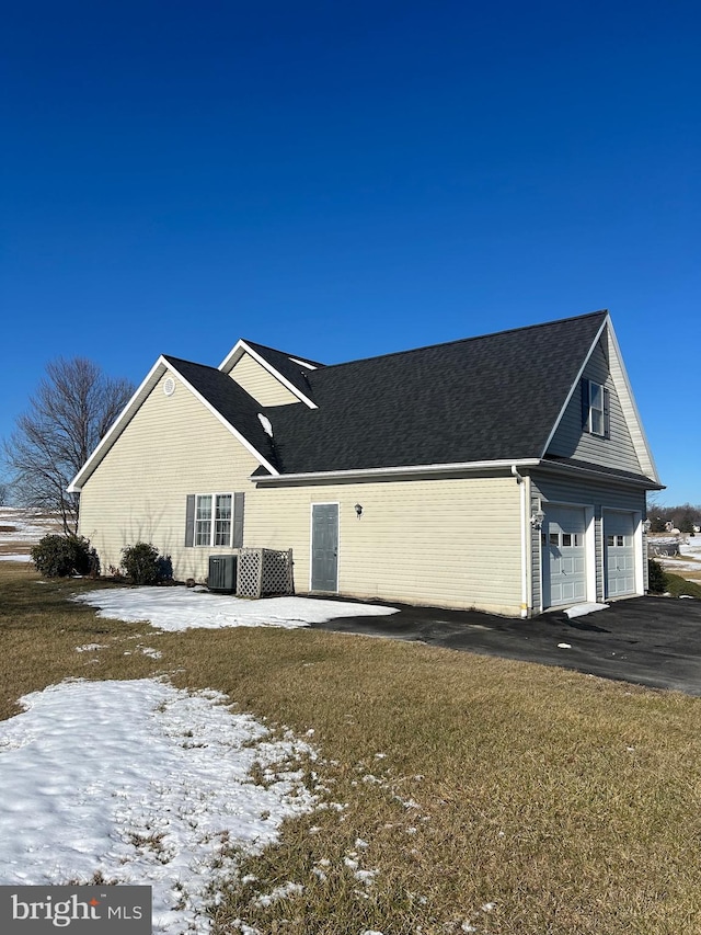 view of front of property featuring a yard and a garage