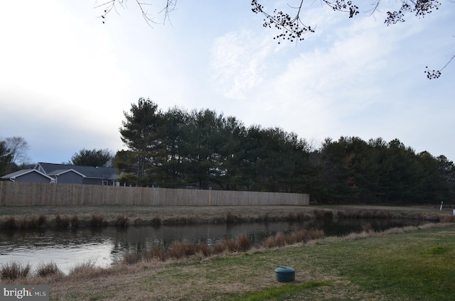 view of yard featuring a water view