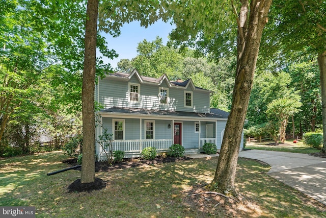 view of front of house with covered porch and a front lawn