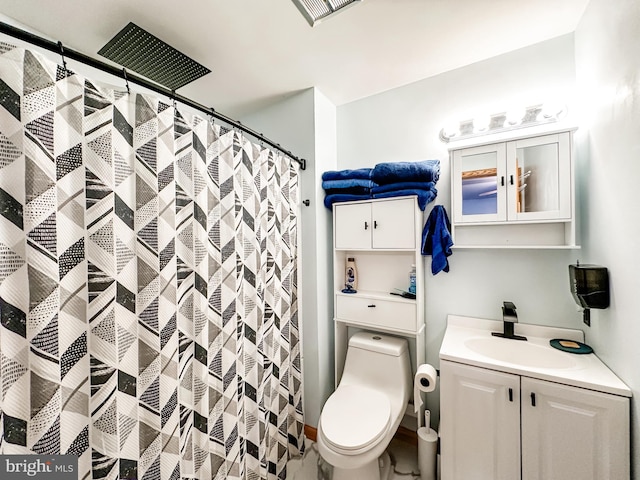 bathroom featuring a shower with curtain, vanity, and toilet