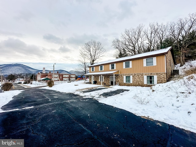 view of front of house featuring a mountain view