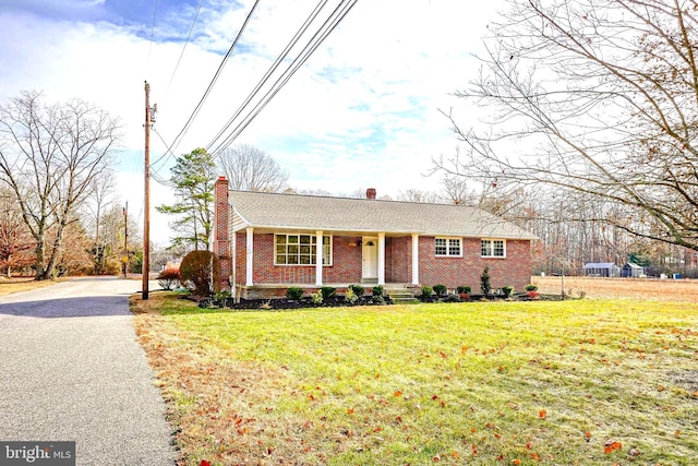 view of front of property featuring a front lawn