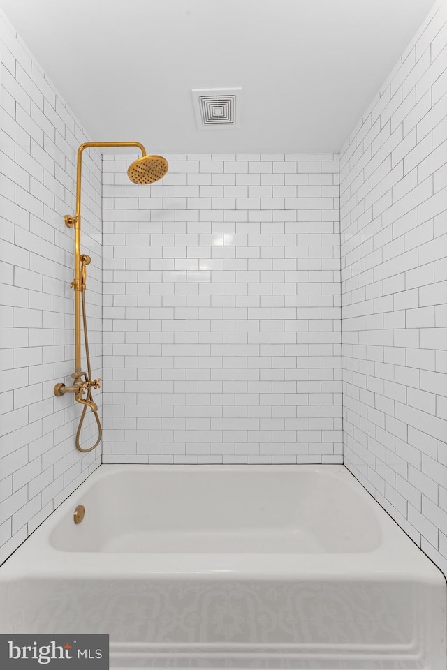 bathroom featuring tiled shower / bath