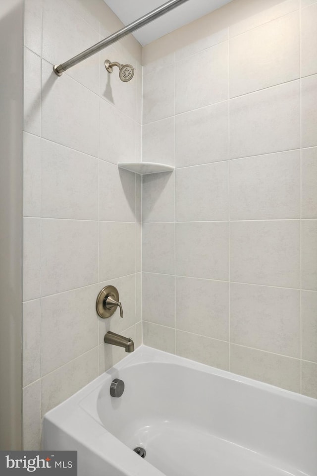 bathroom featuring tiled shower / bath