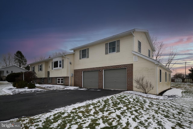 view of front facade featuring a garage