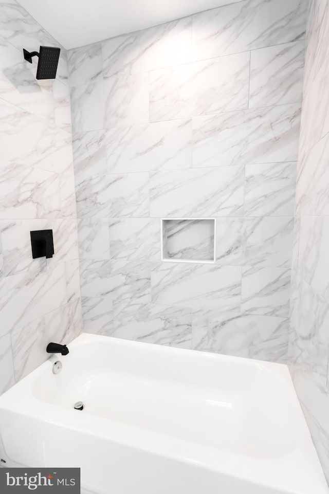 bathroom with tiled shower / bath combo