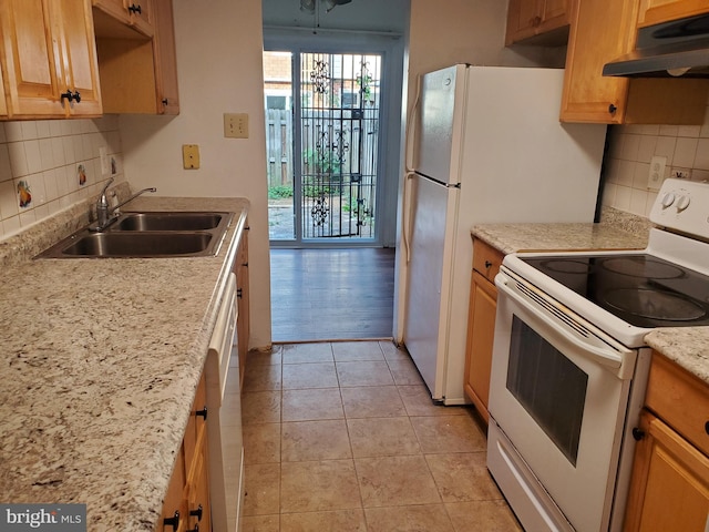 kitchen featuring sink, white electric range oven, decorative backsplash, and light tile patterned floors