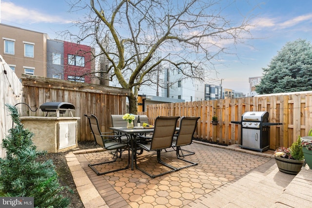 view of patio with an outdoor kitchen and grilling area