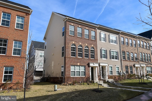 view of front facade featuring a front lawn