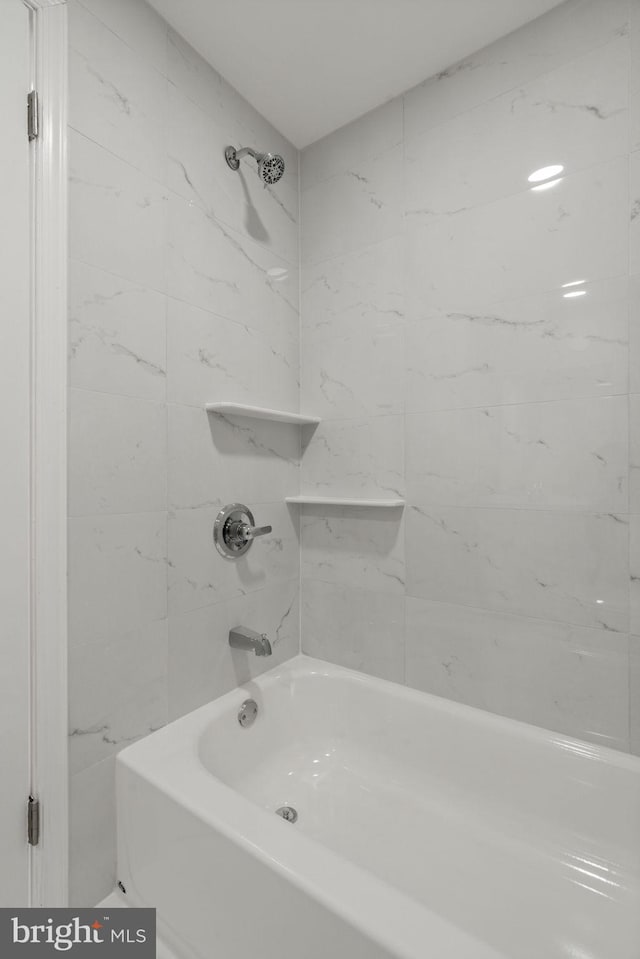 bathroom featuring tiled shower / bath combo