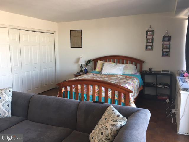 bedroom featuring a closet