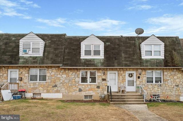 cape cod house featuring a front lawn