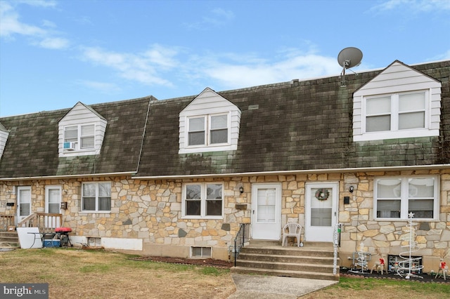 view of front of home featuring a front yard