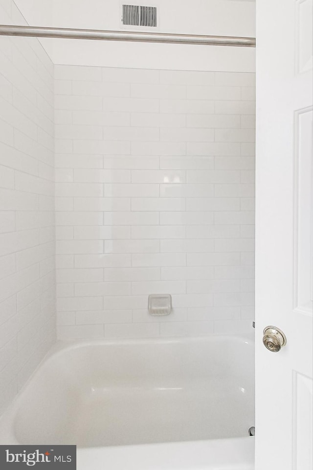 bathroom featuring tiled shower / bath