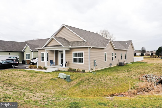 view of front facade featuring a front lawn and cooling unit