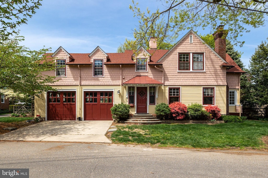 view of front of home featuring a front yard and a garage