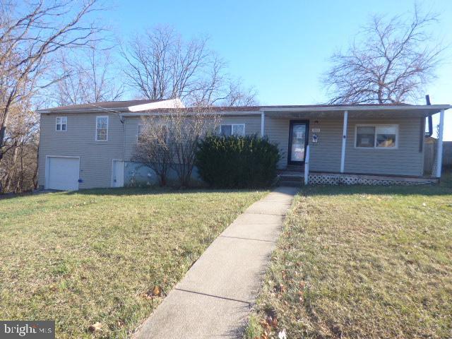 view of front facade with a garage and a front lawn