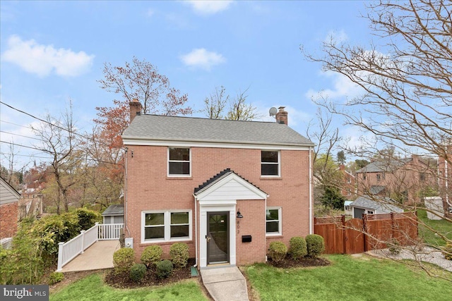 view of front facade featuring a front lawn