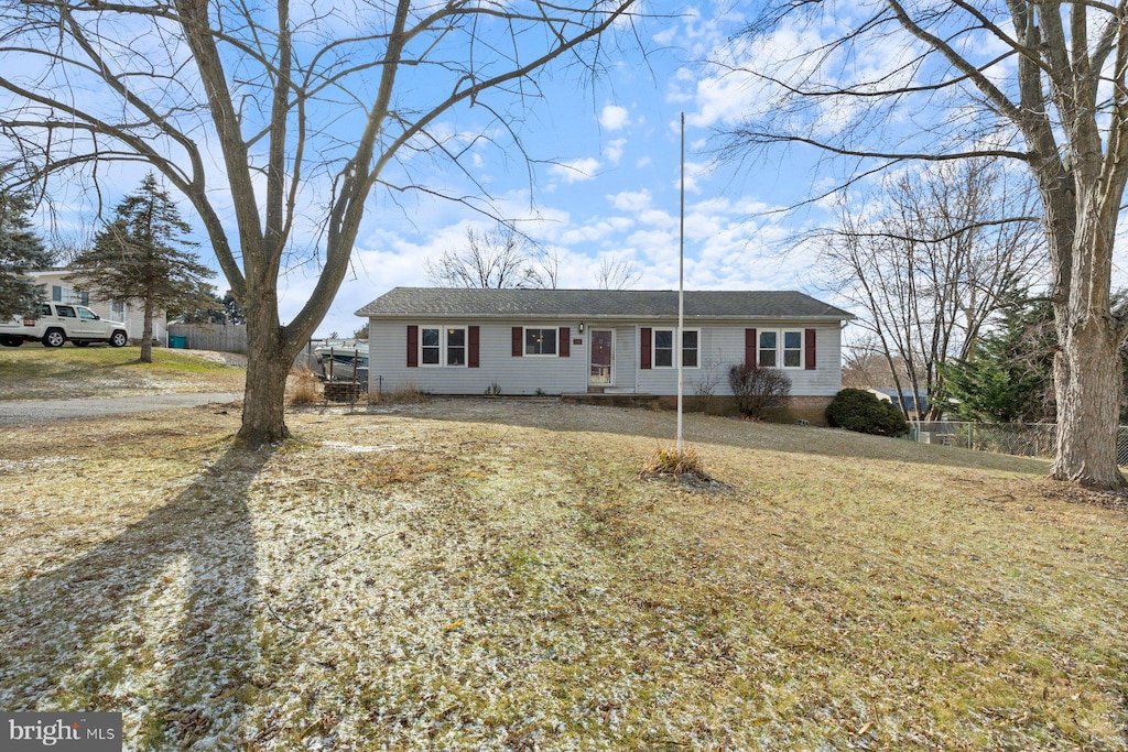 single story home featuring a front yard