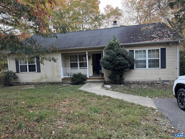 view of front of property featuring a front yard and a porch