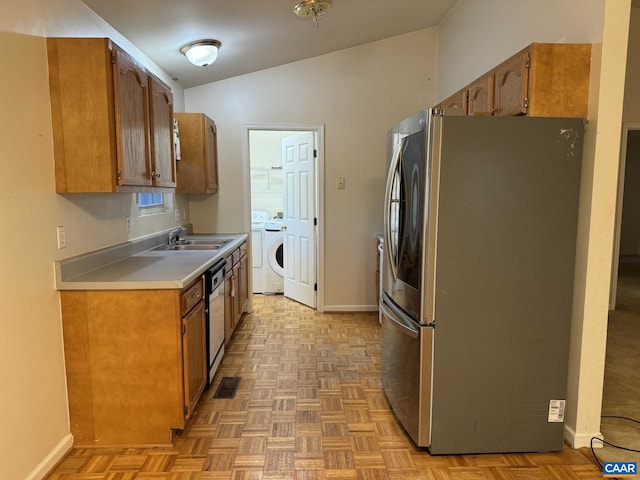 kitchen with sink, stainless steel fridge, independent washer and dryer, dishwashing machine, and light parquet flooring